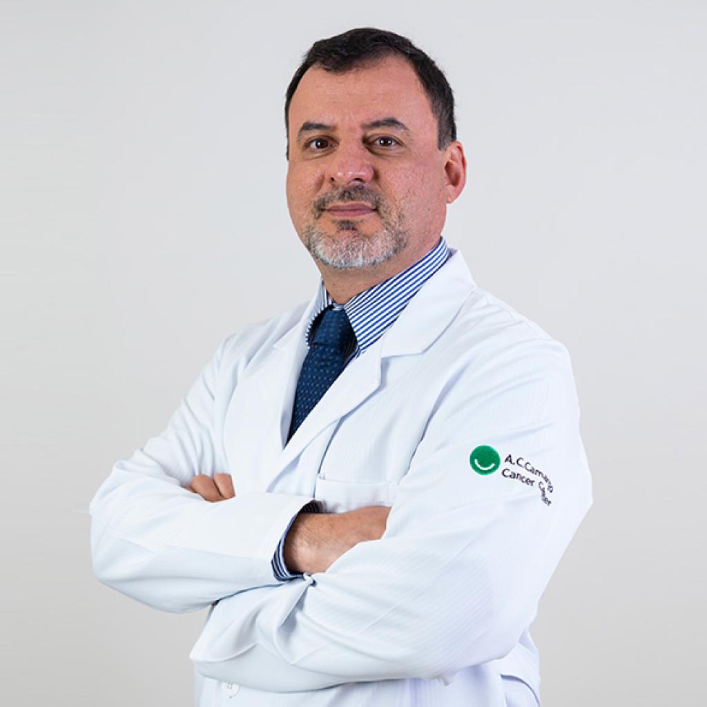 Doutor Stenio, branco, cabelos e cavanhaque pretos