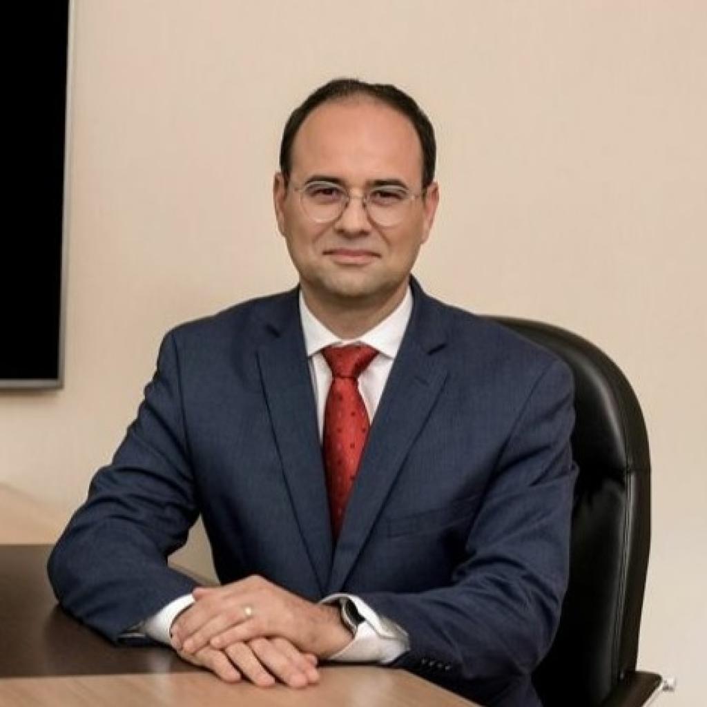 Doutor Victor, branco, de terno