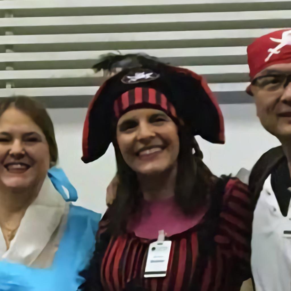 Um grupo de homens e mulheres com fantasias de piratas, do Zorro entre outros