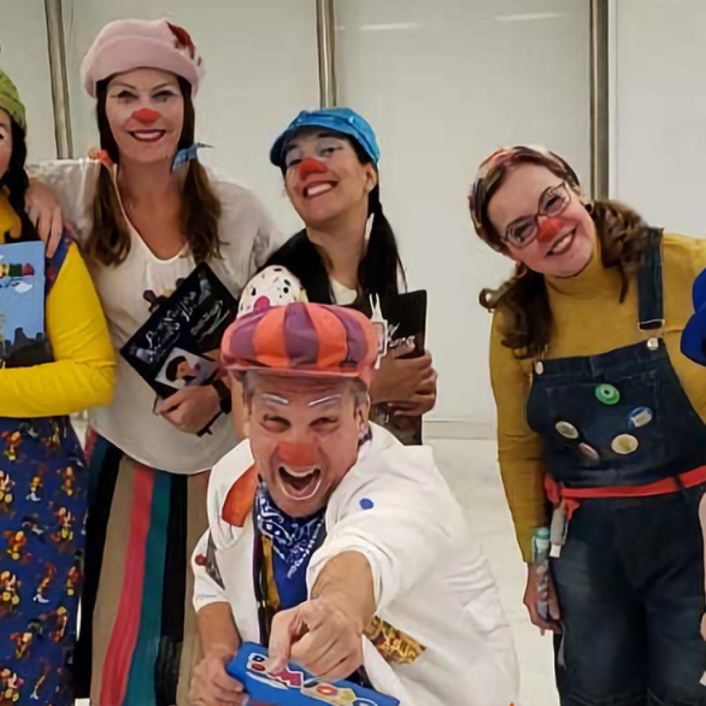 Um grupo de pessoas caracterizados de personagens de livros