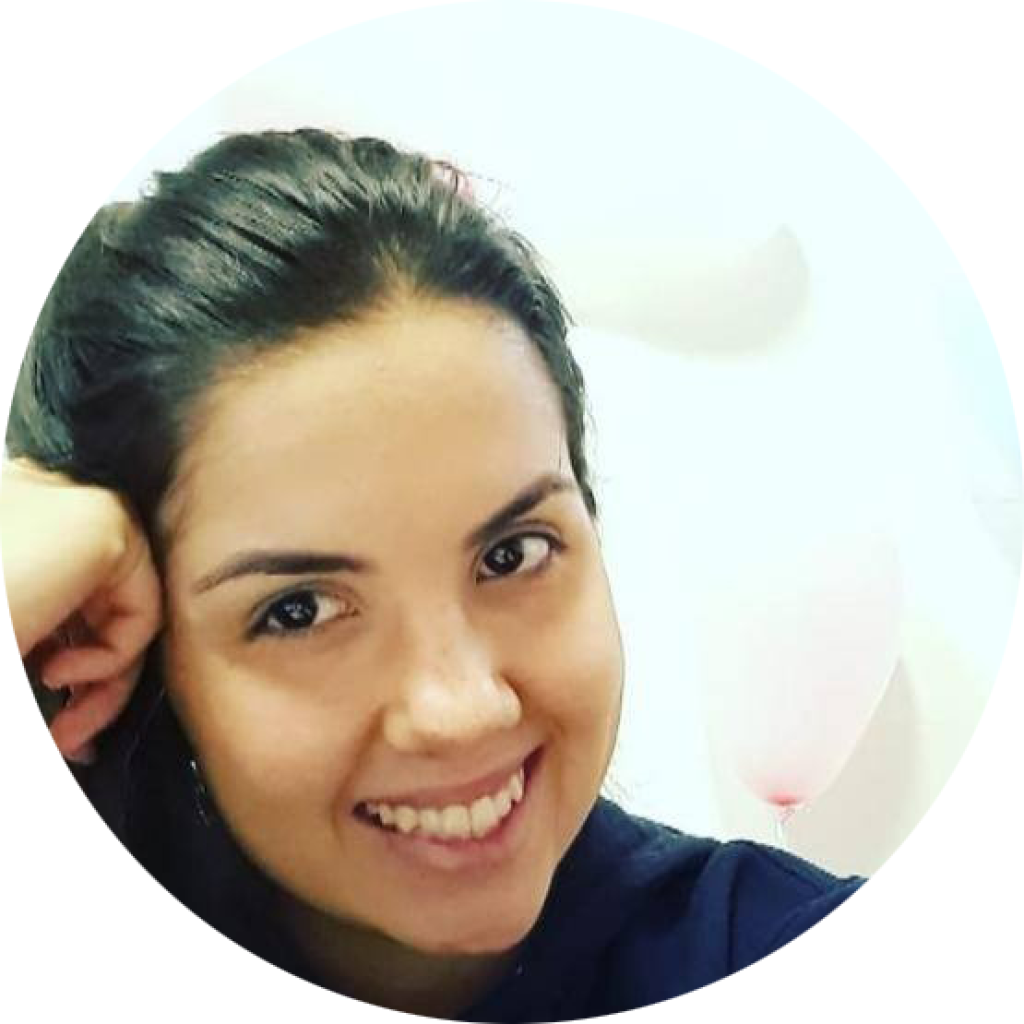 Camila, 30 anos, morena, cabelo liso, branca, sorri 