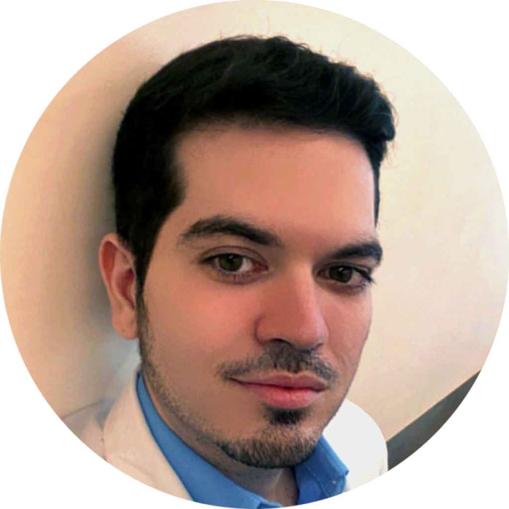 Kaio, branco, 30 anos, barba e cabelos pretos, de jaleco