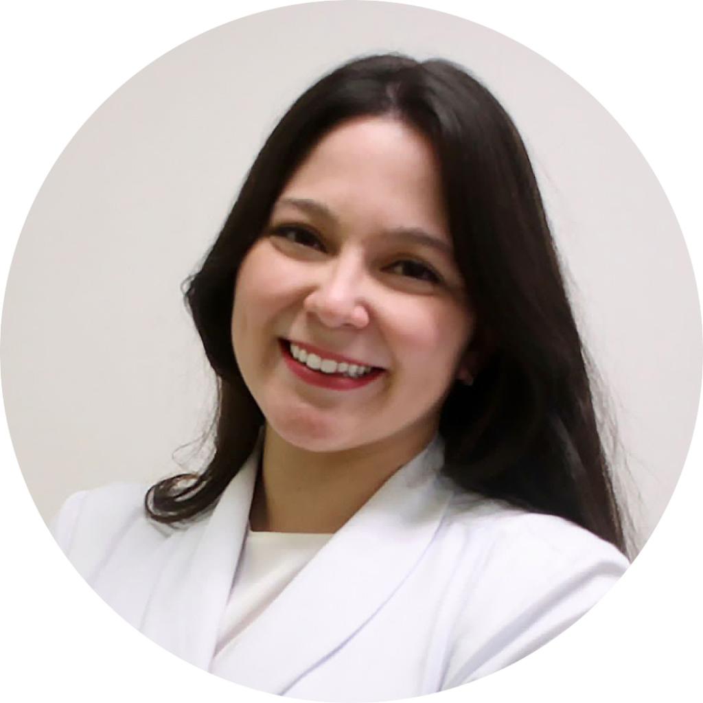 Roberta, 30 anos, morena, cabelo liso, branca, sorri 