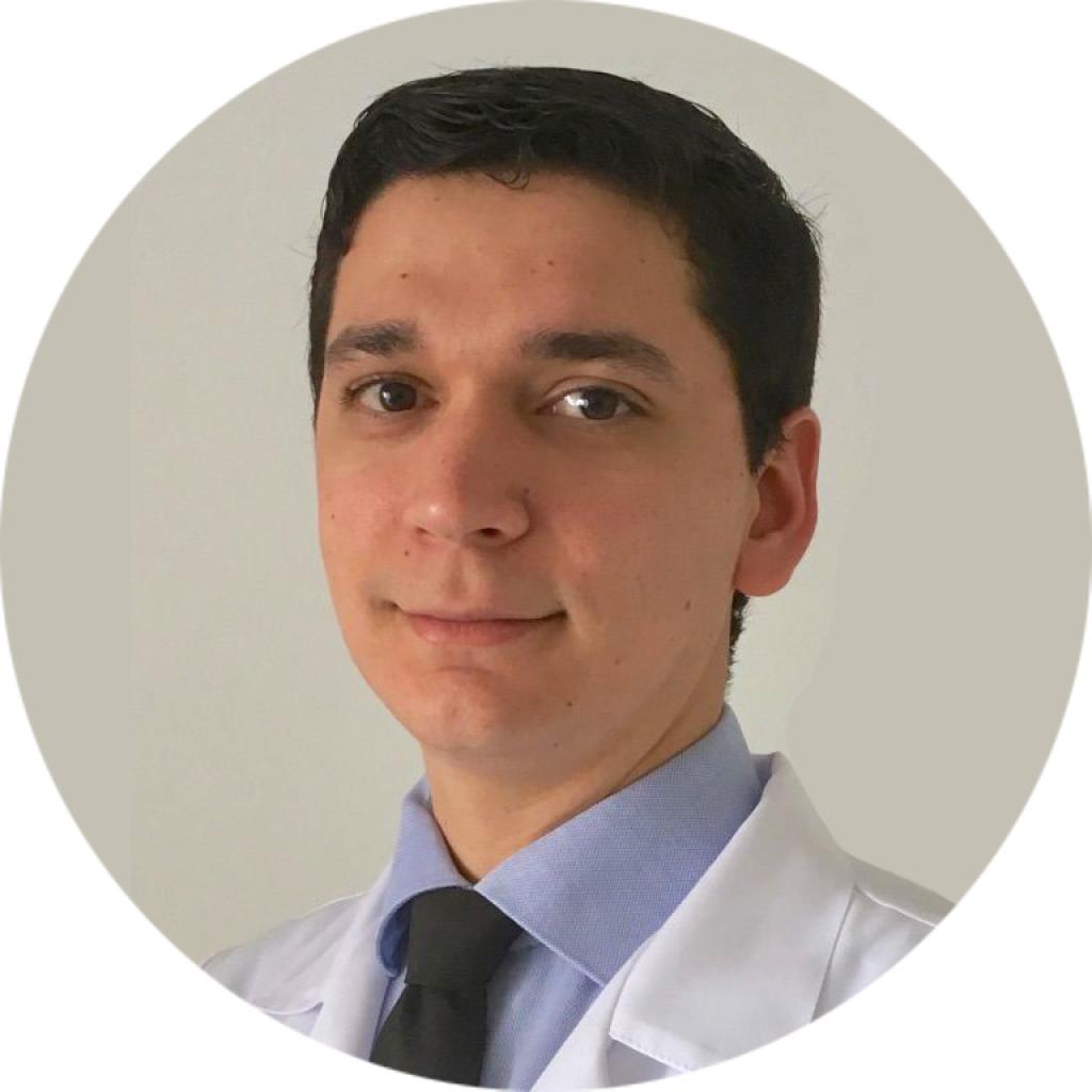 Tharcisio, branco, 40 anos, barba e cabelos pretos, de jaleco