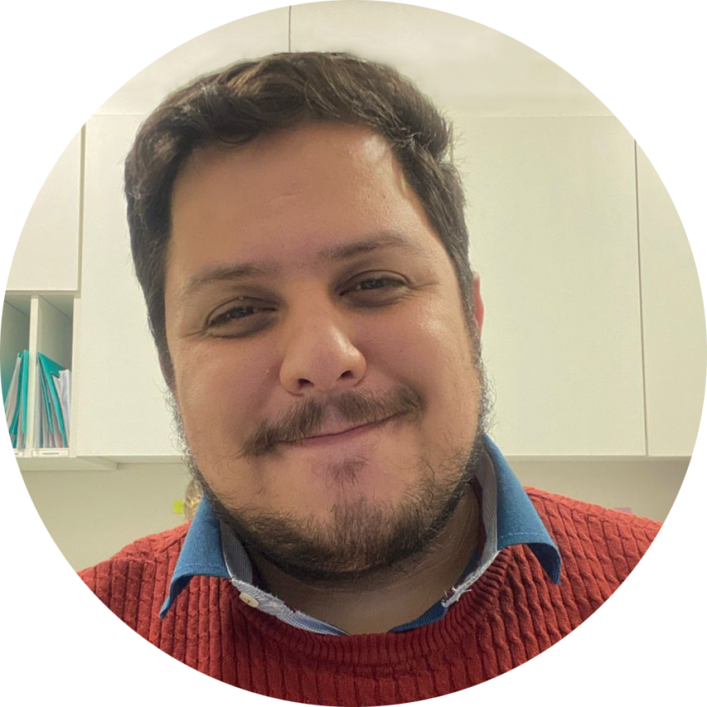 Tiago, branco, 30 anos, barba e cabelos pretos, sorri