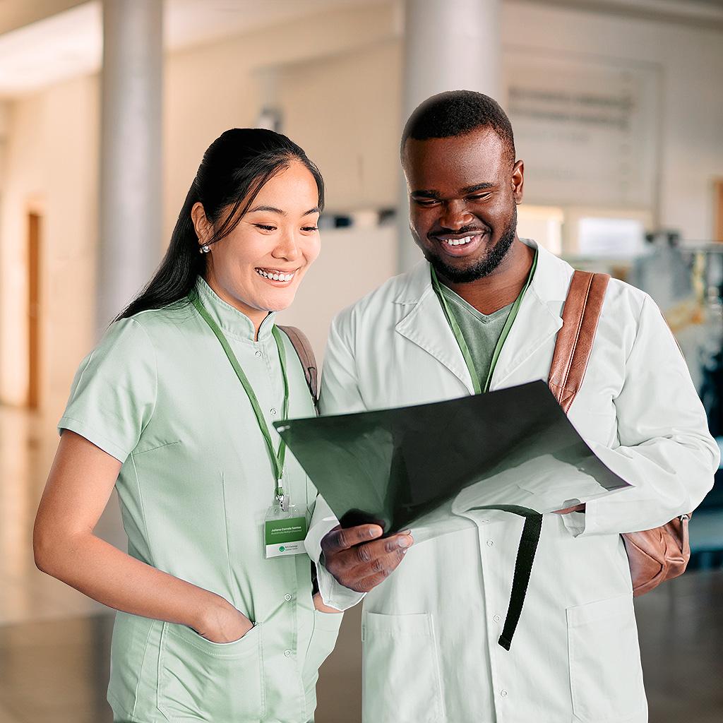 Uma enfermeira e um médico analisando um exame