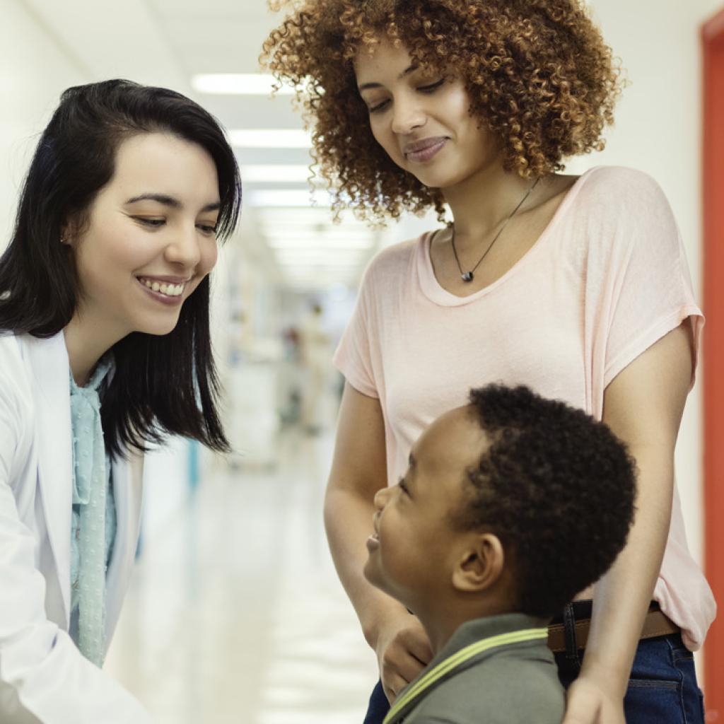 Médica acolhendo paciente pediátrico