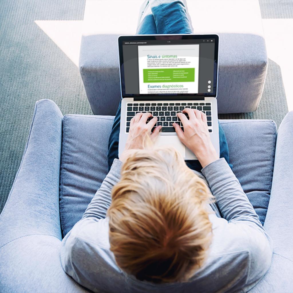 Doutor acompanha congresso virtual pelo notebook