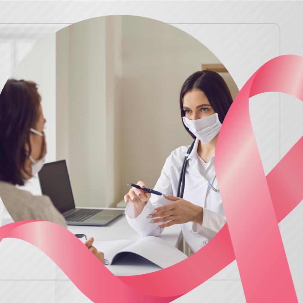 Doutora com a máscara conversa com a paciente sentada no consultório