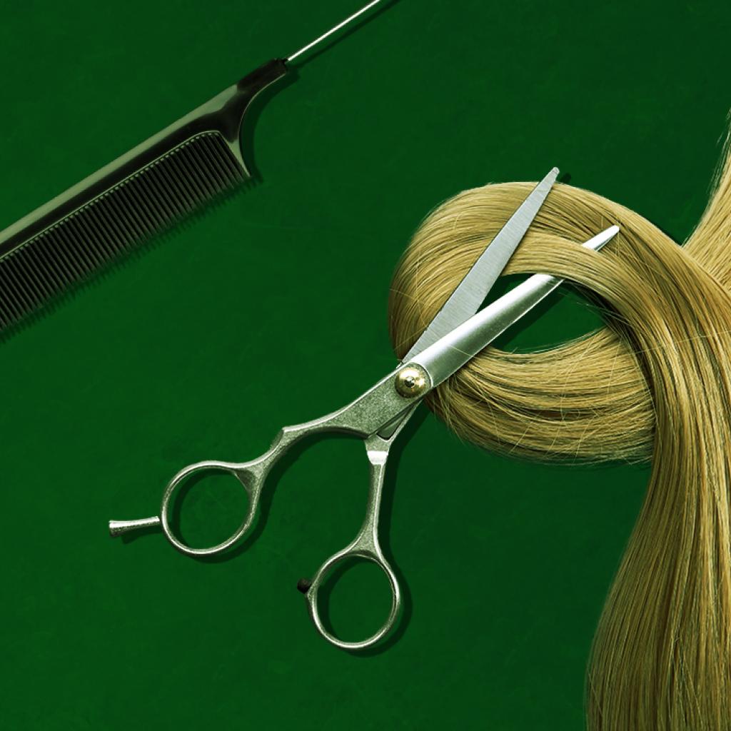 Montagem com fundo verde, tesoura e uma mecha de cabelo loiro