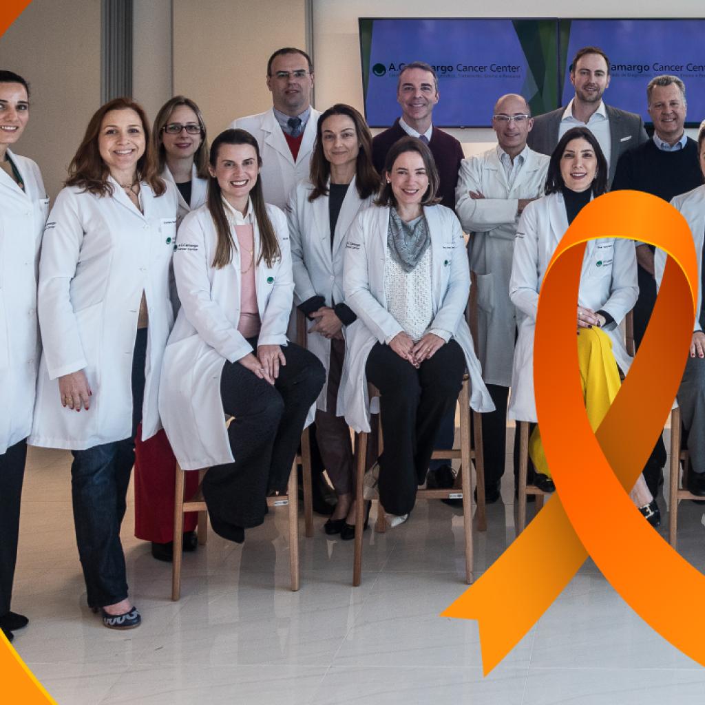 Equipe do CR de Tumores Cutâneos em uma arte gráfica com o laço laranja