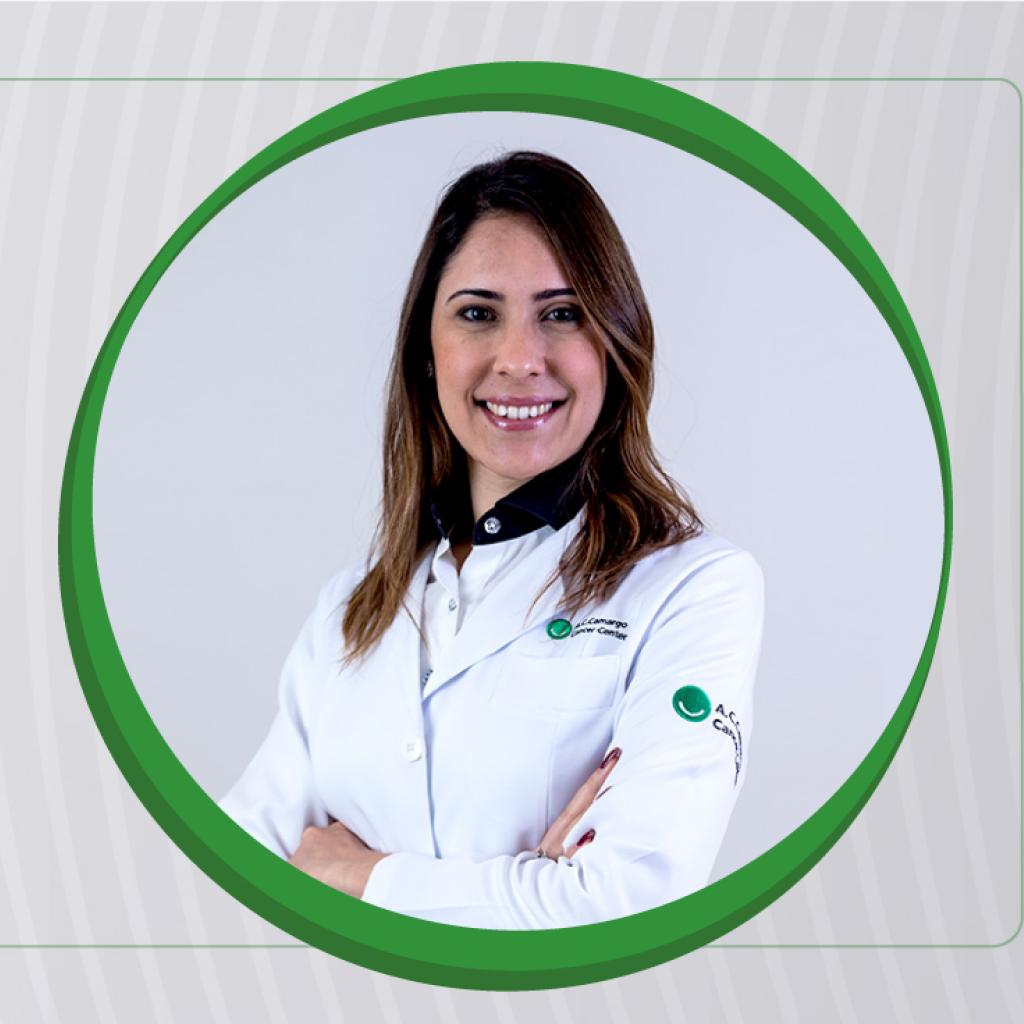 Doutora Louise De Brot, branca, sorri de jaleco