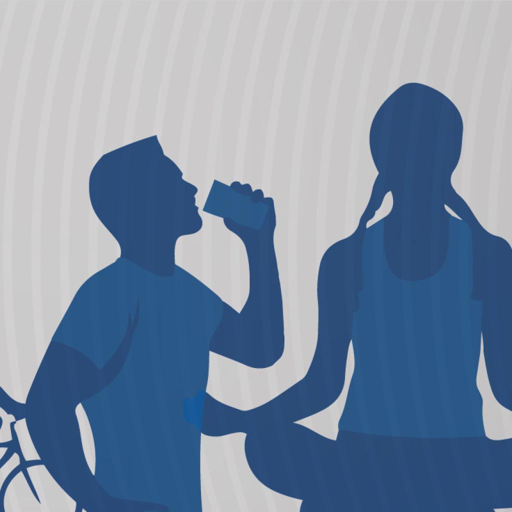 Silhueta de esportista bebendo água de uma mulher meditando