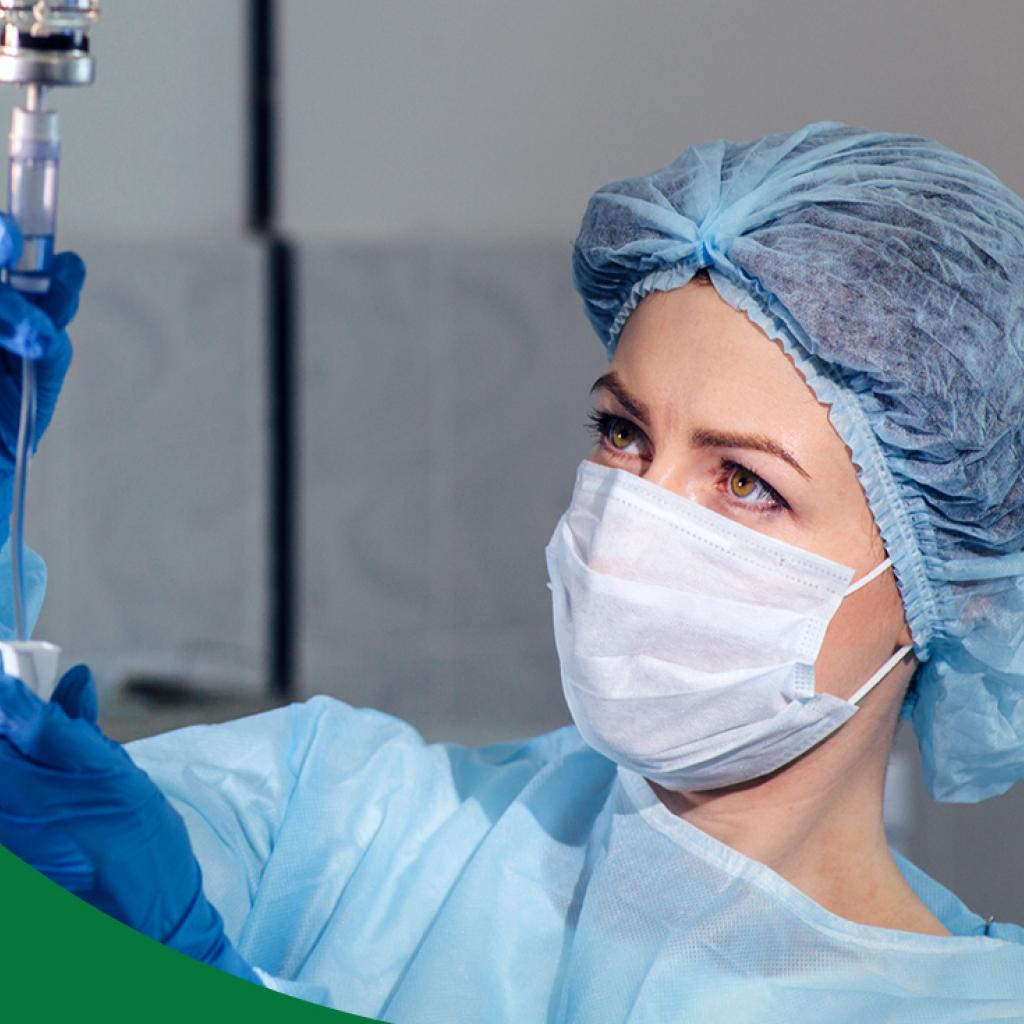 Arte gráfica com fundo verde escuro. Ao lado direito, uma mulher branca está com touca médica e máscara de proteção manipulando um soro fisiológico.