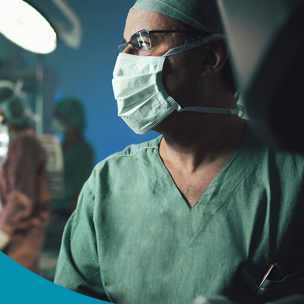 Dr. Stênio Zequi, urologista, no centro cirúrgico