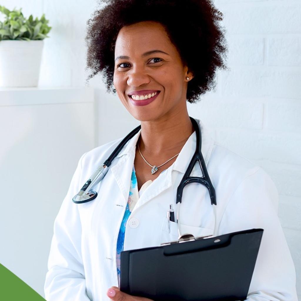 Médica sorrindo
