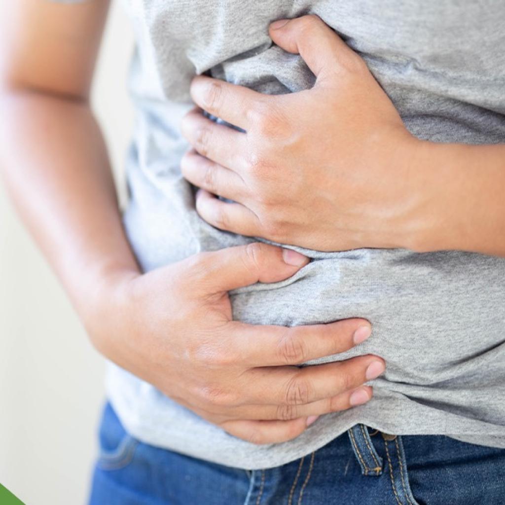 Homem branco com as mãos na barriga