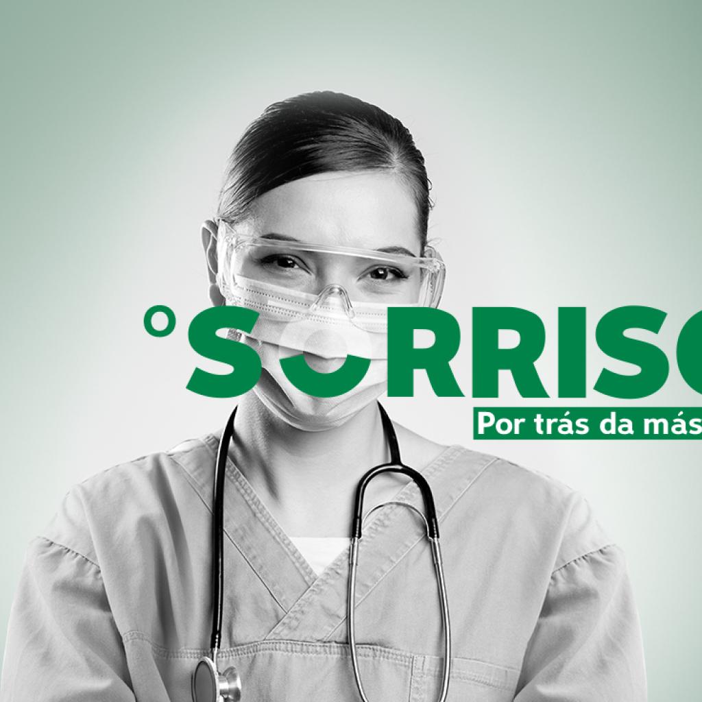 Mulher branca em uma imagem esverdeada escrito: O Sorriso Por Trás da Máscara
