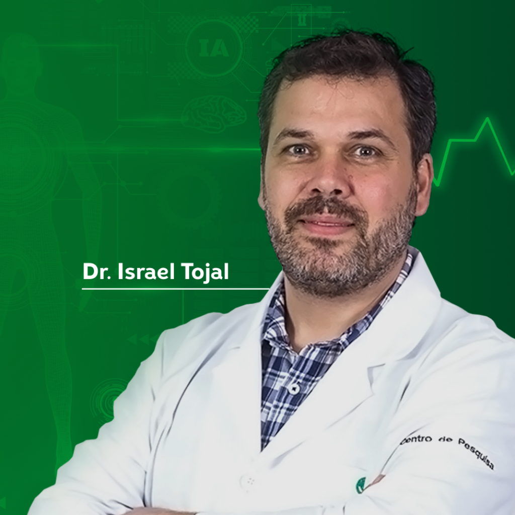 Montagem de uma foto do Dr. Israel Tojal. Ele usa um jaleco branco. 