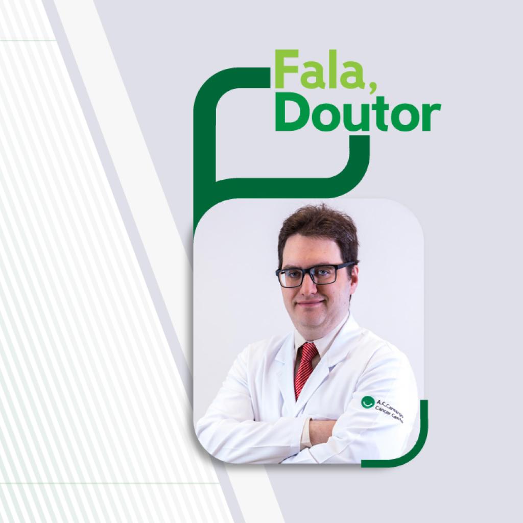 Doutor Daniel Garcia, branco, 35 anos, cabelo castanho curto, óculos e jaleco