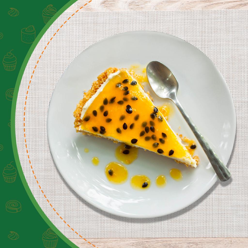 A imagem mostra uma fatia de torta de maracujá em um prato branco