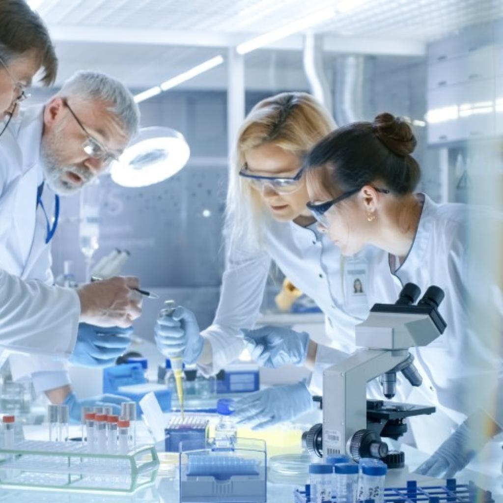 Cientistas mexendo em tubos de ensaio