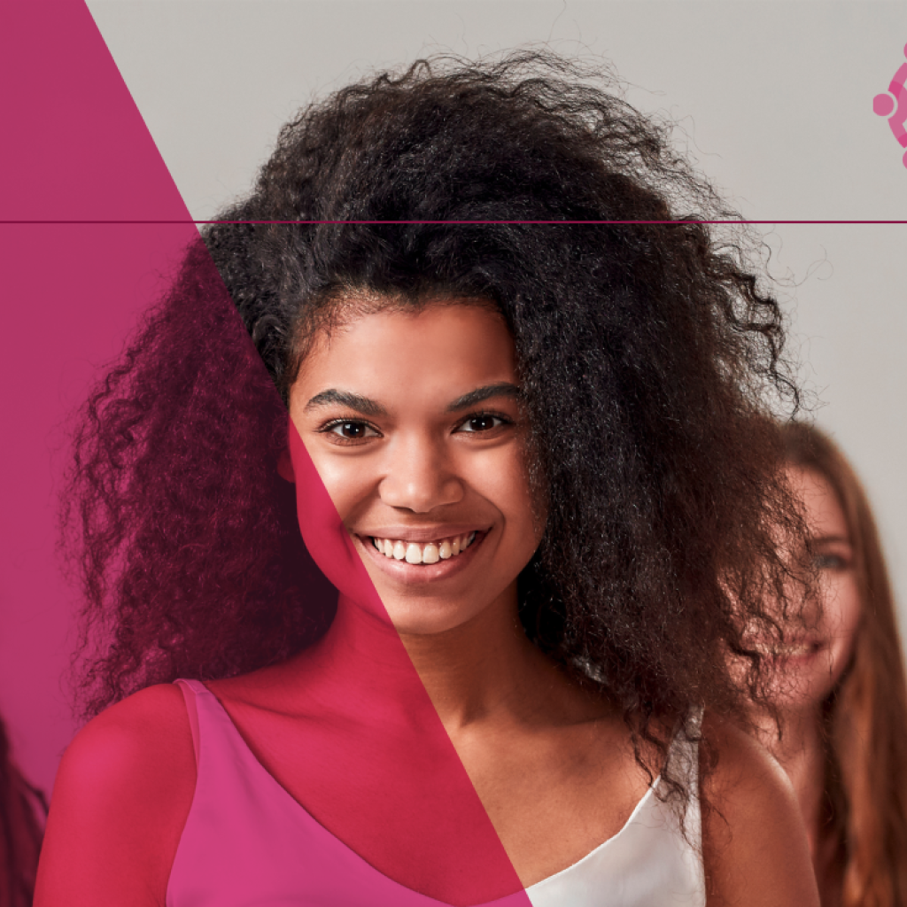 Cinco mulheres olhando para a foto e sorrindo. A mulher principal é uma moça preta, com cabelo cacheado, sorrindo para a foto.