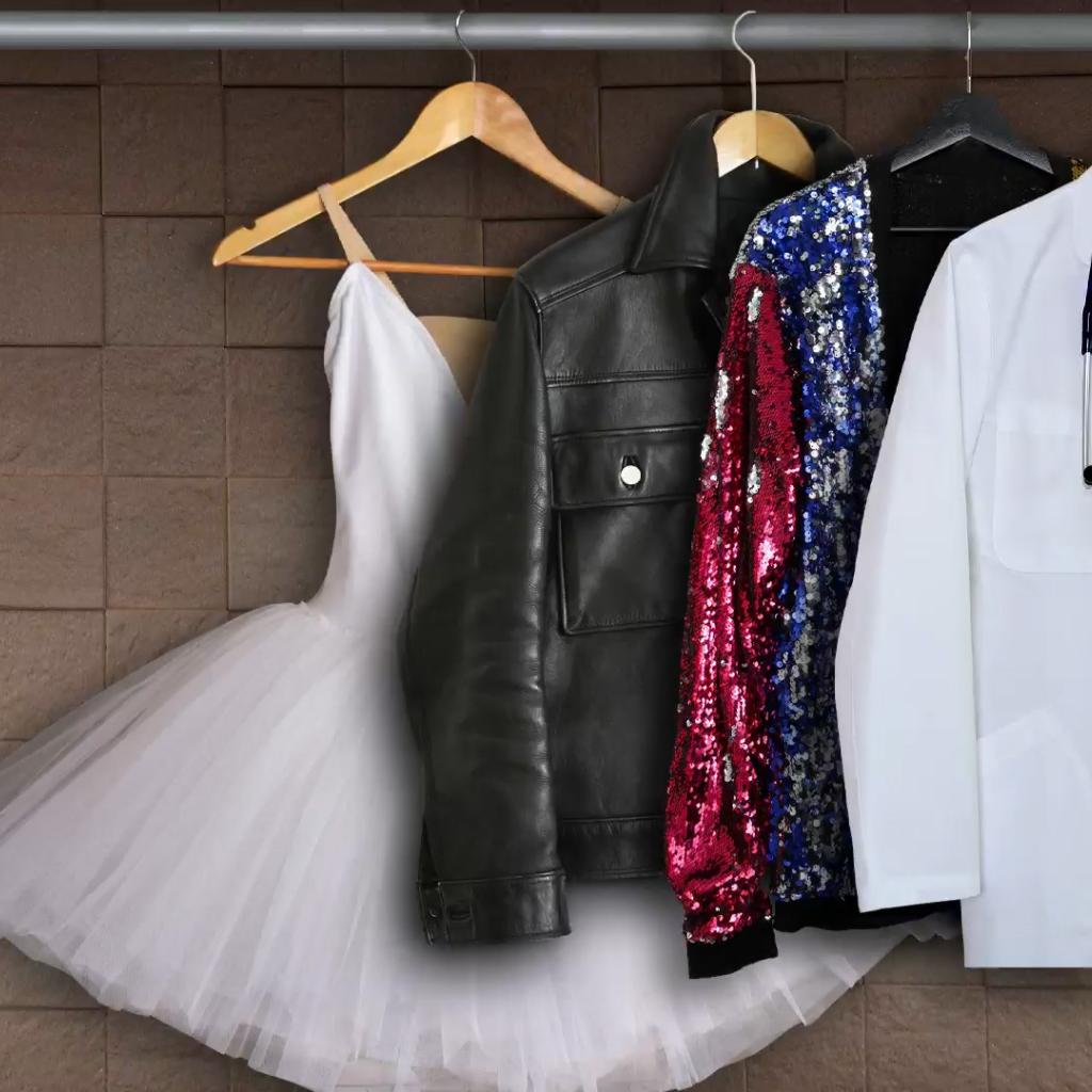 Um vestido de bailarina, uma jaqueta de motoqueiro e um jaleco de médico em um camiseiro
