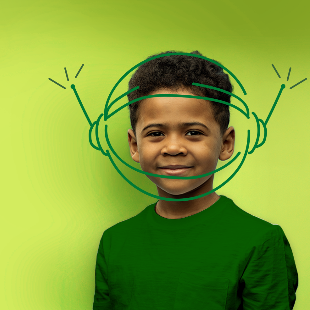 menino negro 10 anos de camiseta verde olha pra frente