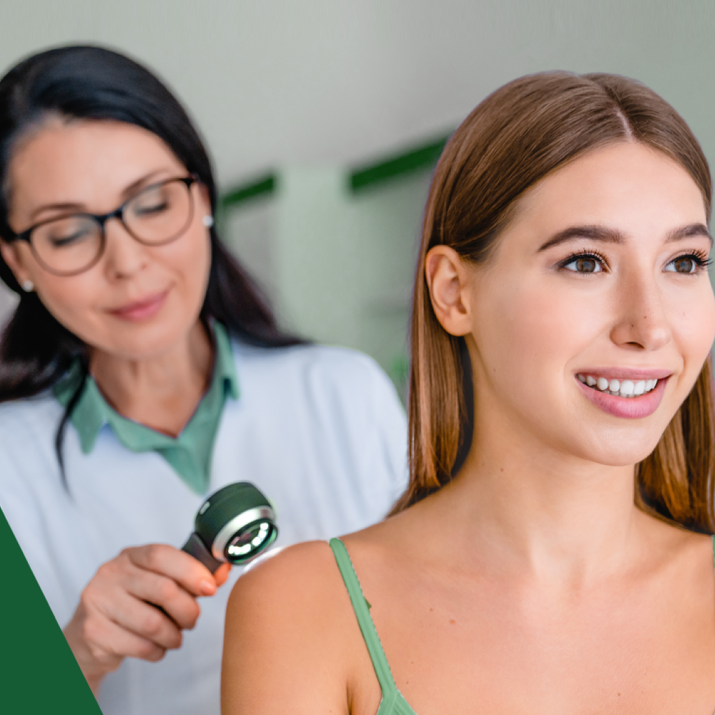 Médica de 50 anos e jaleco examina moça de 25 anos com um aparelho que lembra uma lanterna, ambas brancas e de cabelos castanhos, longos e lisos