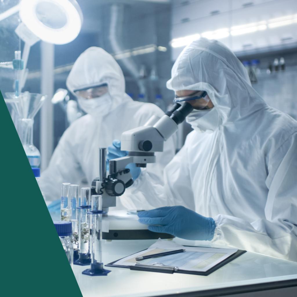 Cientistas olhando em microscópios