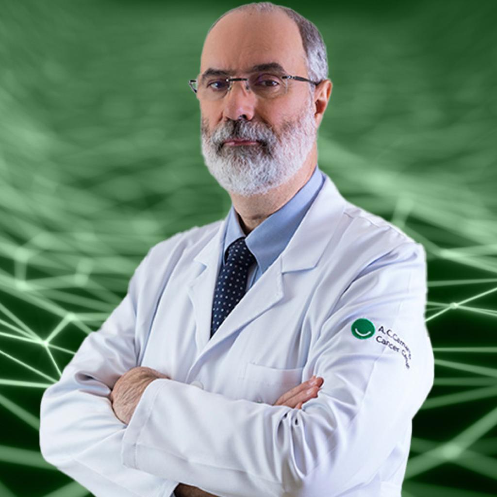 Doutor Kowalski, branco, 60 anos, barba branca e careca