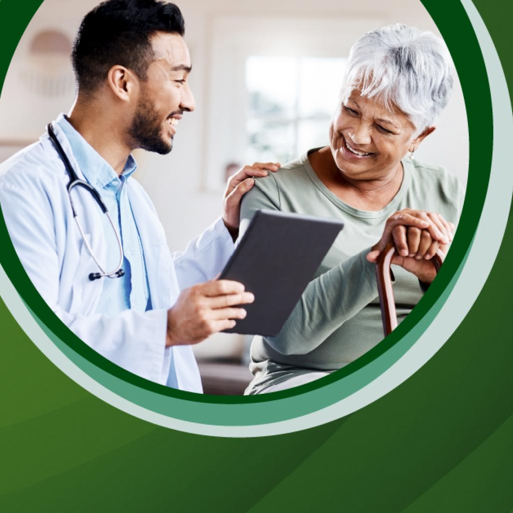 Médico com um tablet na mão e conversando com o paciente