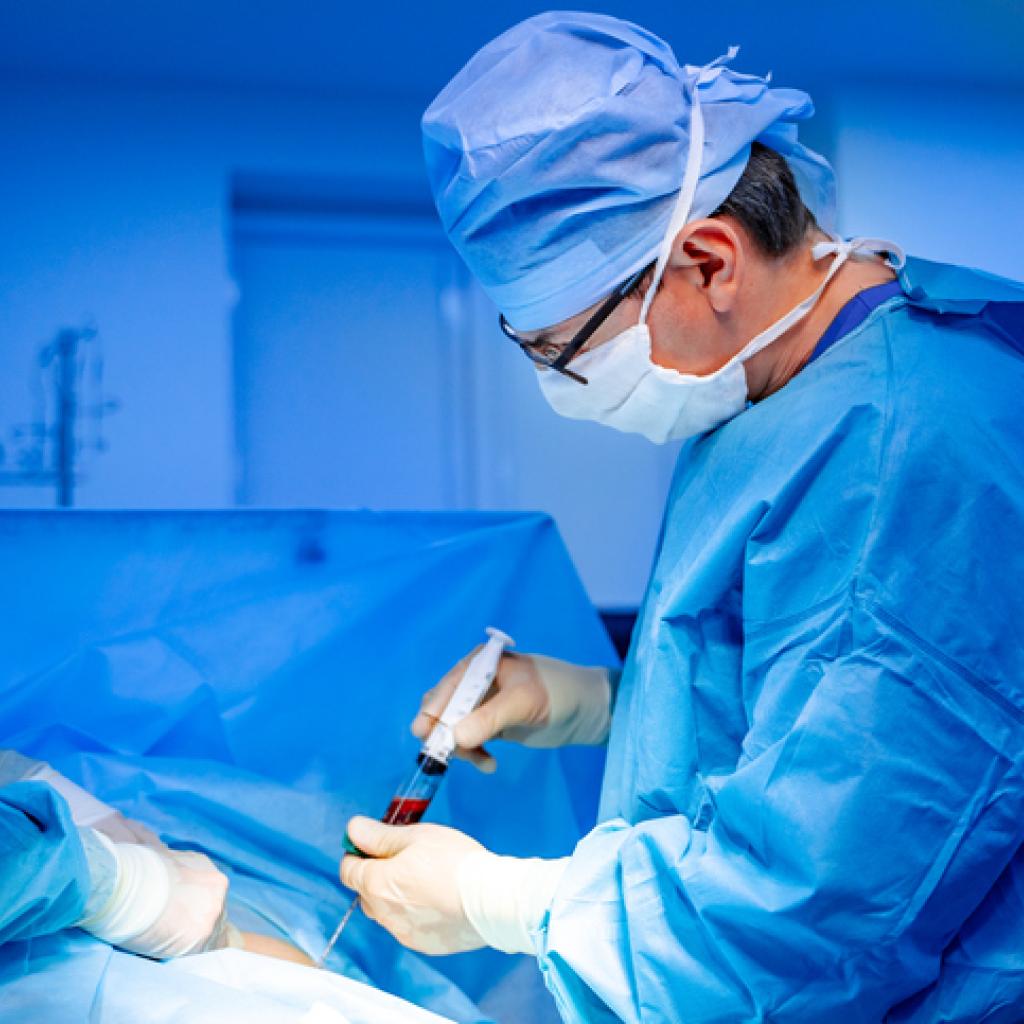 Médico fazendo transplante de medula óssea