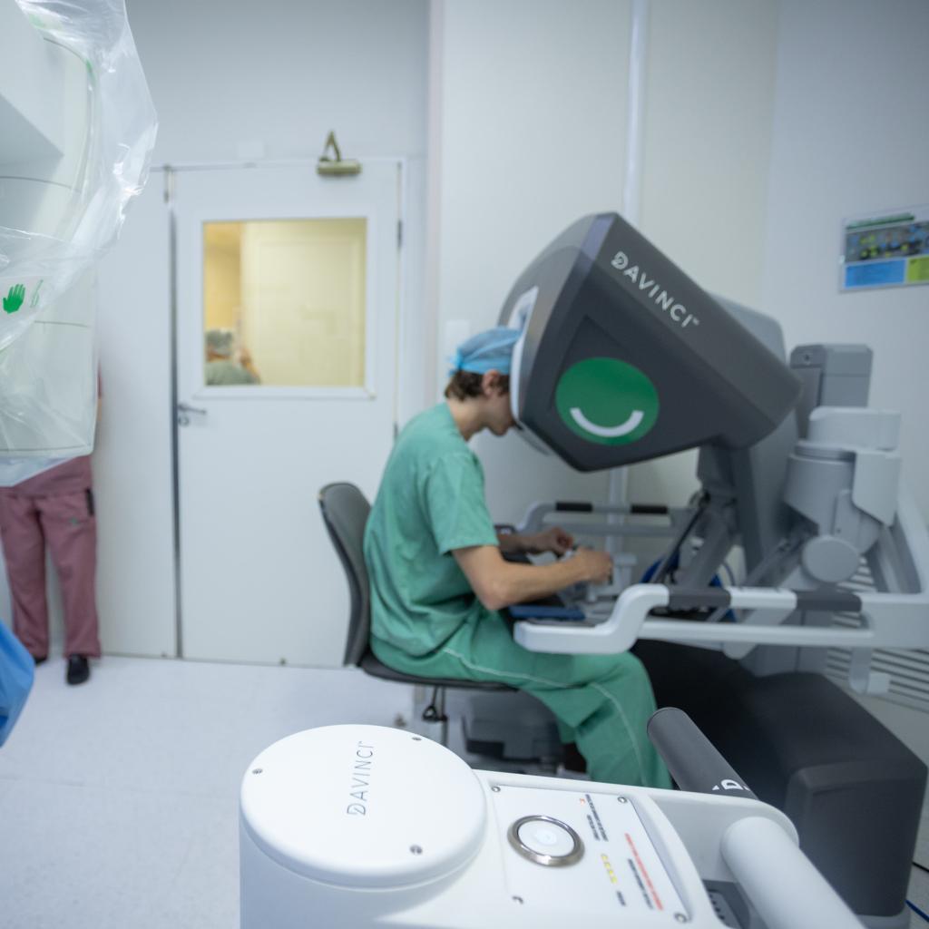 Médico operando um robô em uma cirurgia