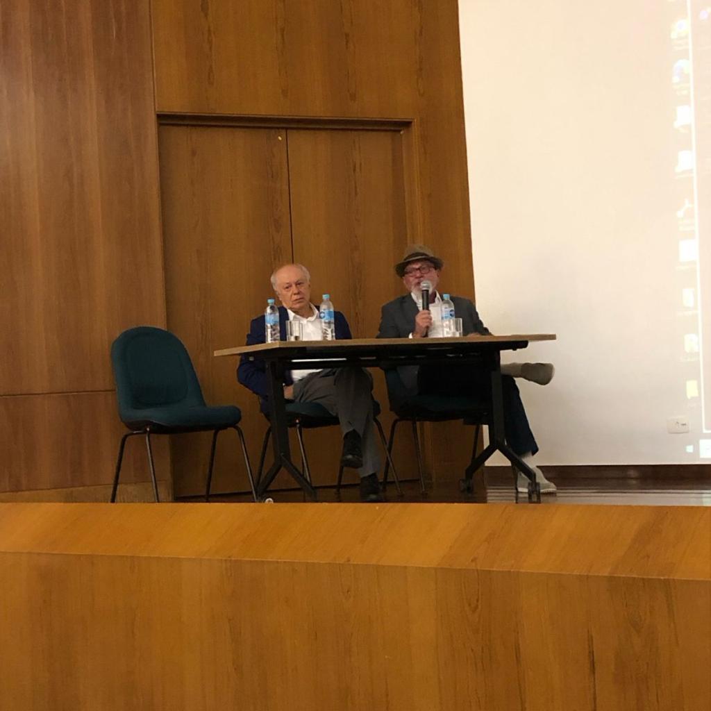 Dois homens sentados respondendo à perguntas