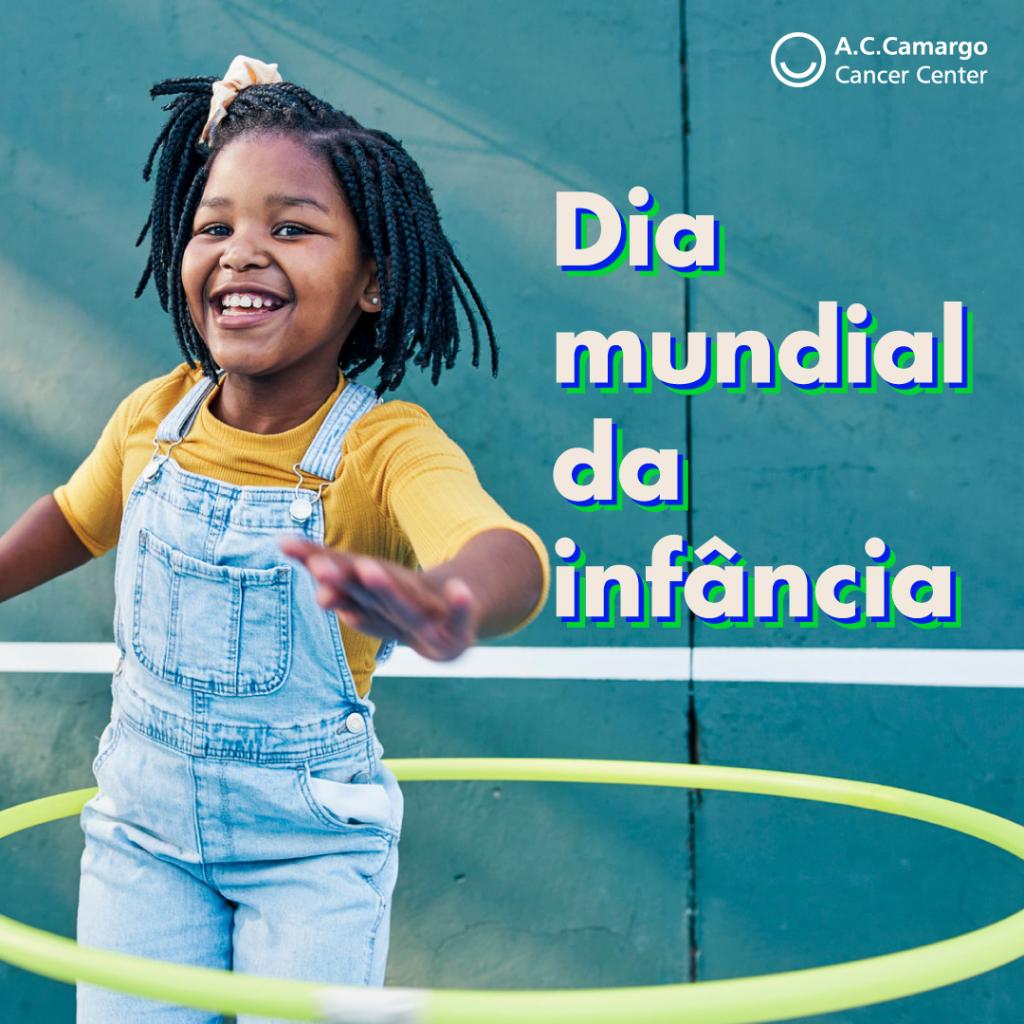 Criança brincando e olhando para a câmera