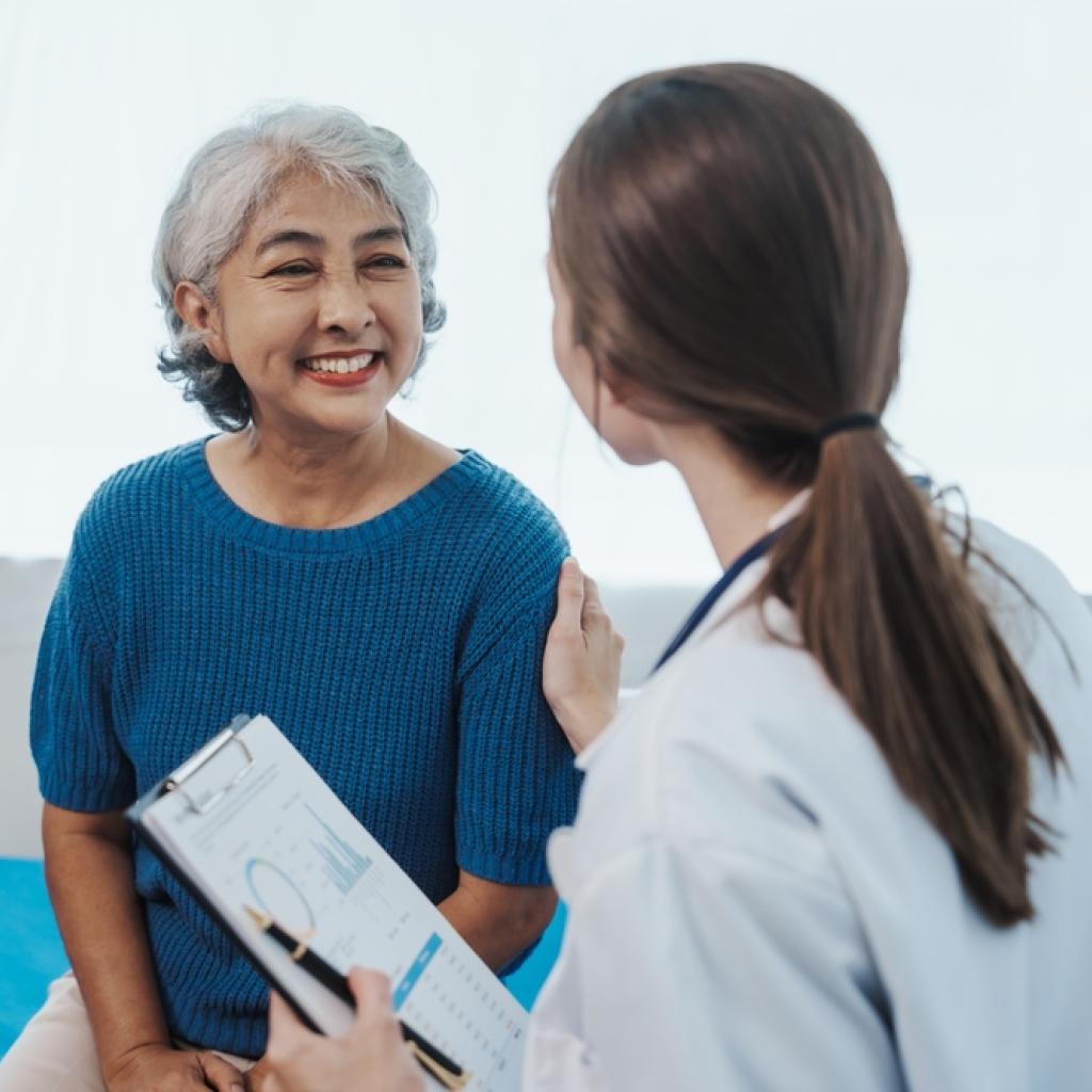 Médica examinando uma paciente