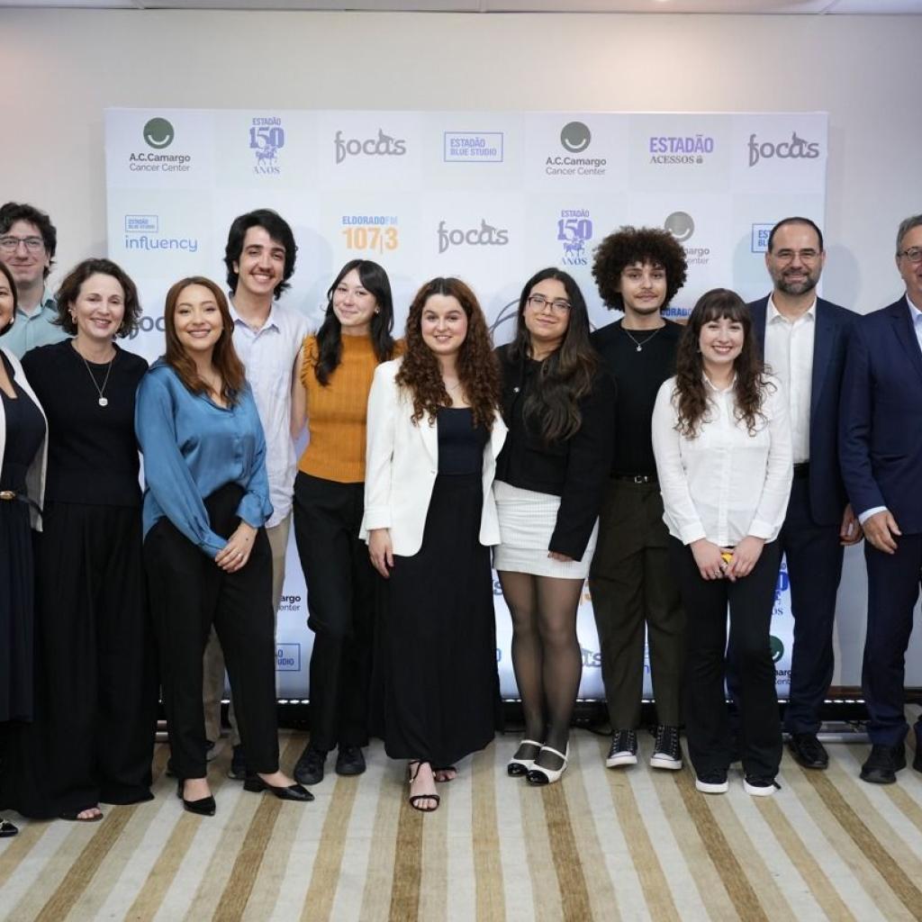 Vencedora do Prêmio A.C.Camargo Jovem Jornalista 2025 durante a Semana de Jornalismo em Saúde