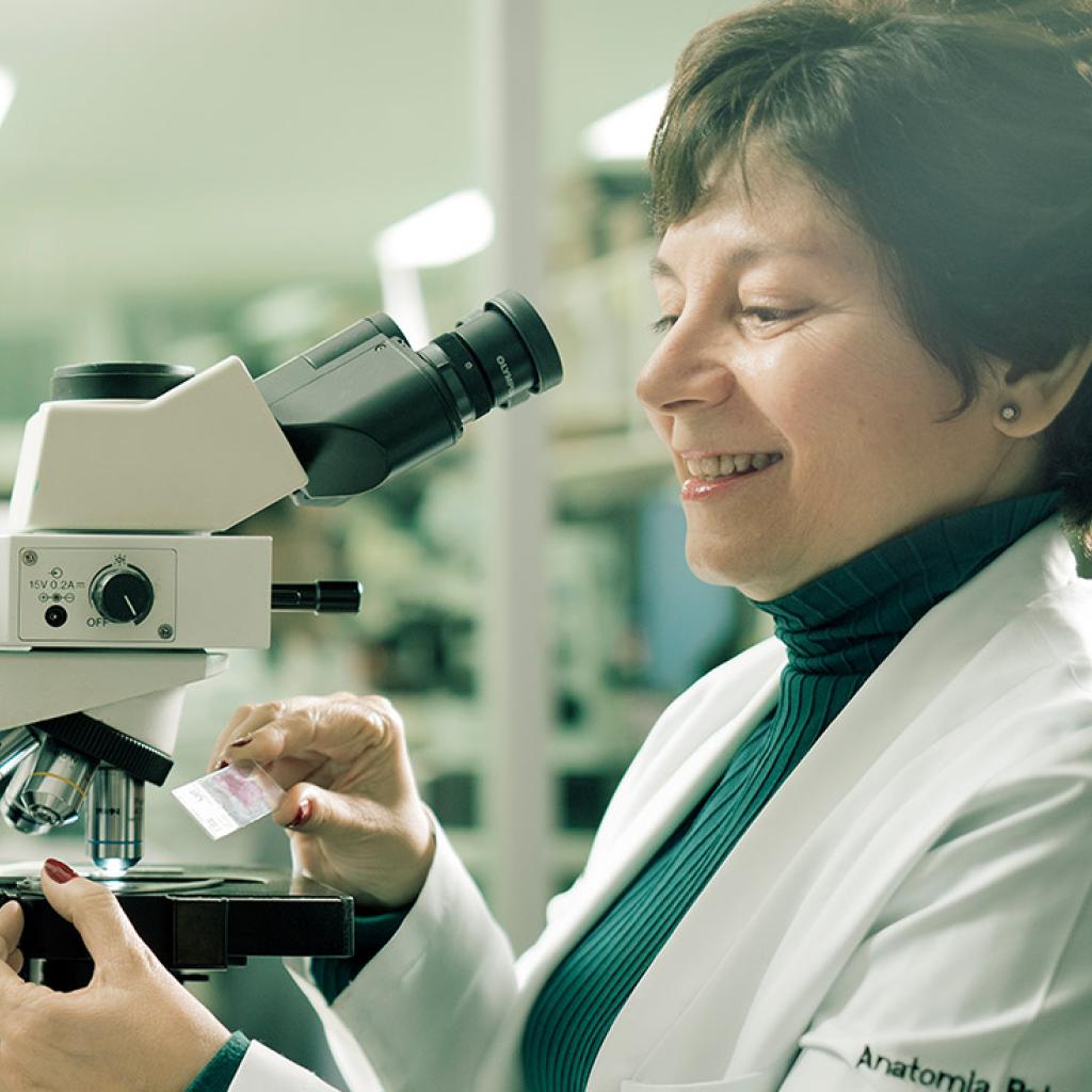 Duas mulheres em dois microscópios