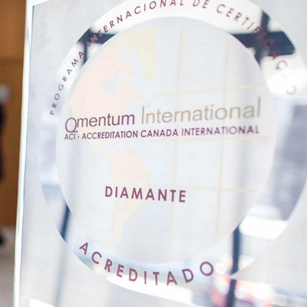 Nove pessoas e o quadro da certificação QMentum
