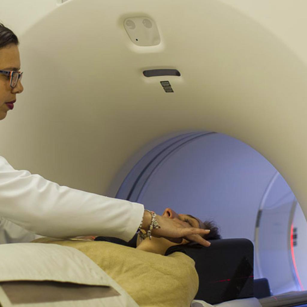 Técnica preparando uma paciente para uma ressonância magnética
