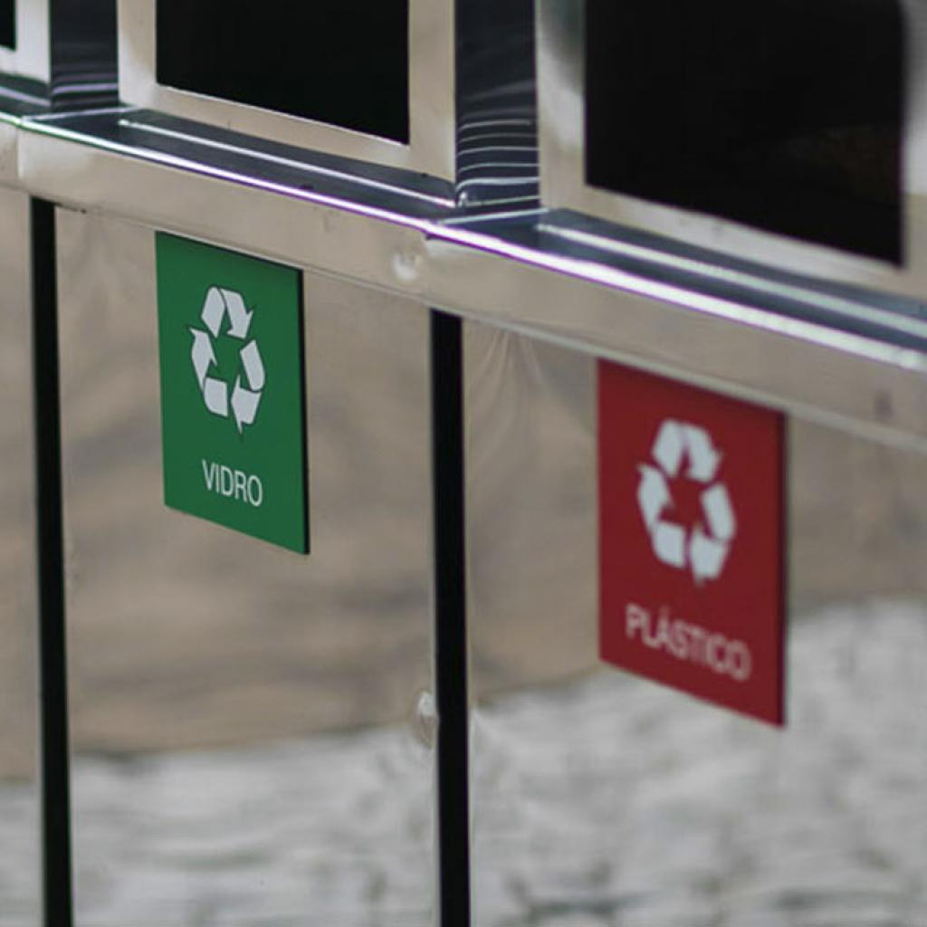 Cinco lixeiras recicláveis separadas por cores