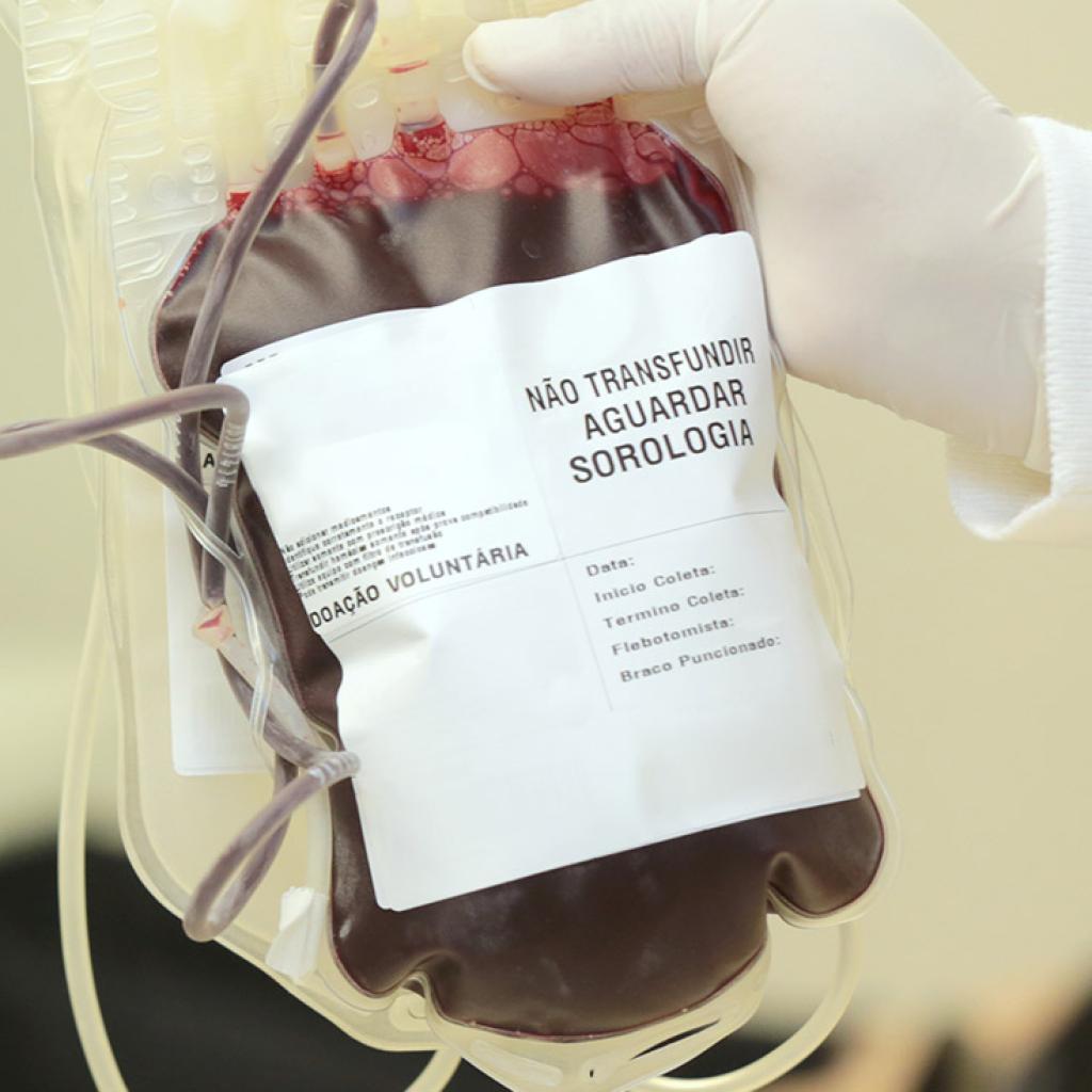 Doadora e uma bolsa de sangue