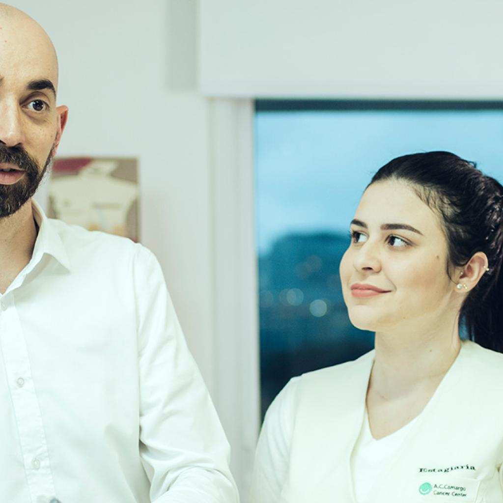 Um professor de enfermagem com duas alunas