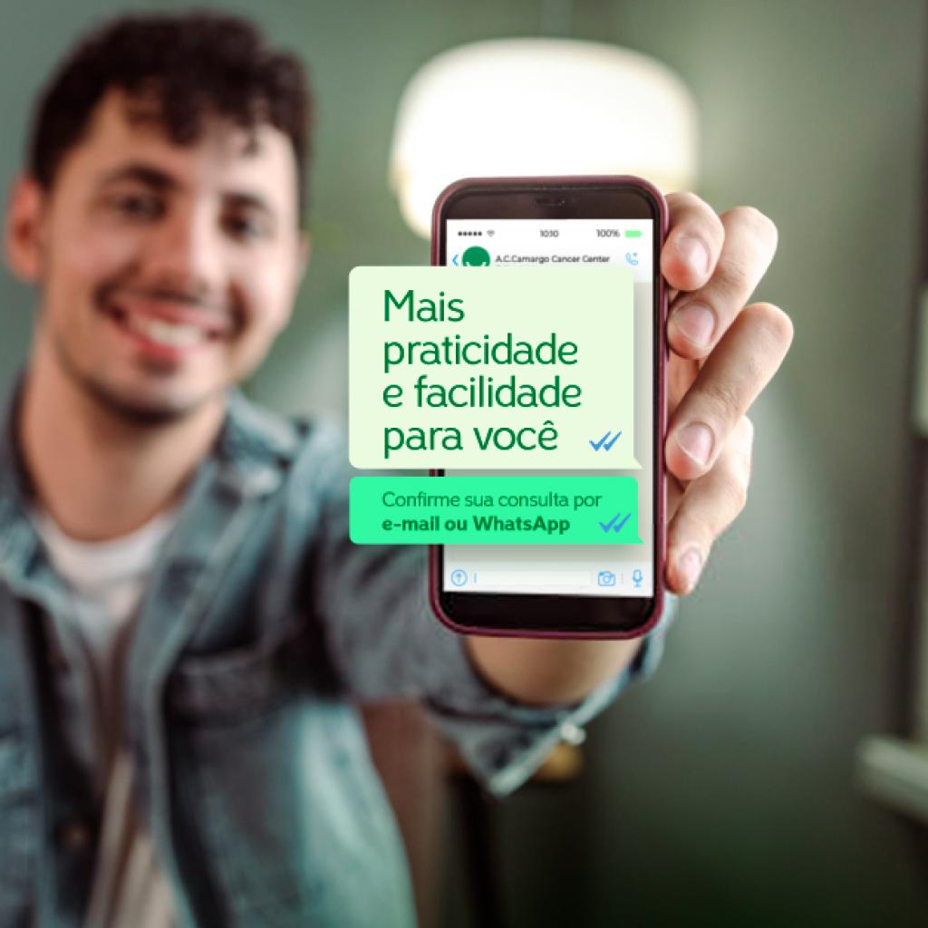 Homem segurando o celular com a mensagem "mais facilidade e praticidade para você"